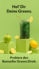 Super Greens Extreme im Glas umgeben von Zitronen und Äpfeln