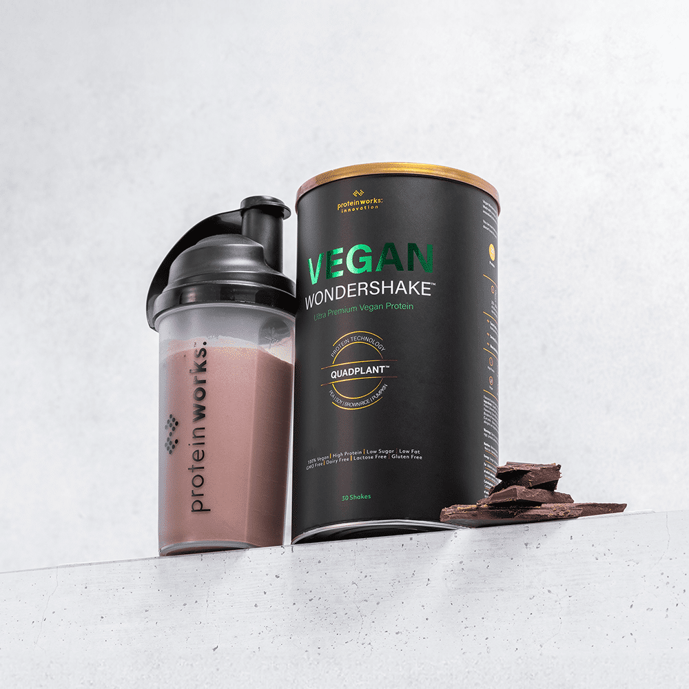 Vegan Wondershake Behälter neben einem Shaker