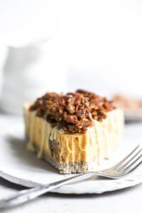 Veganer und glutenfreier Karamell-Kürbis-Käsekuchen